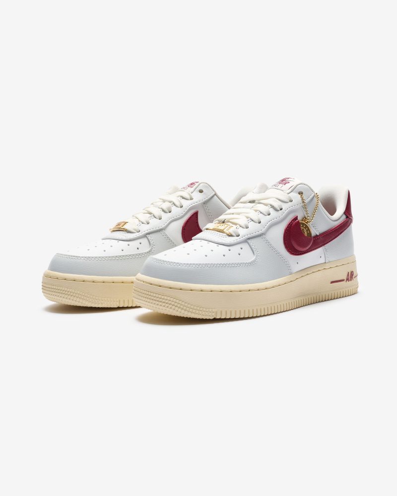 footwear nike womens air force 1 07 se DV7584 001.view 1