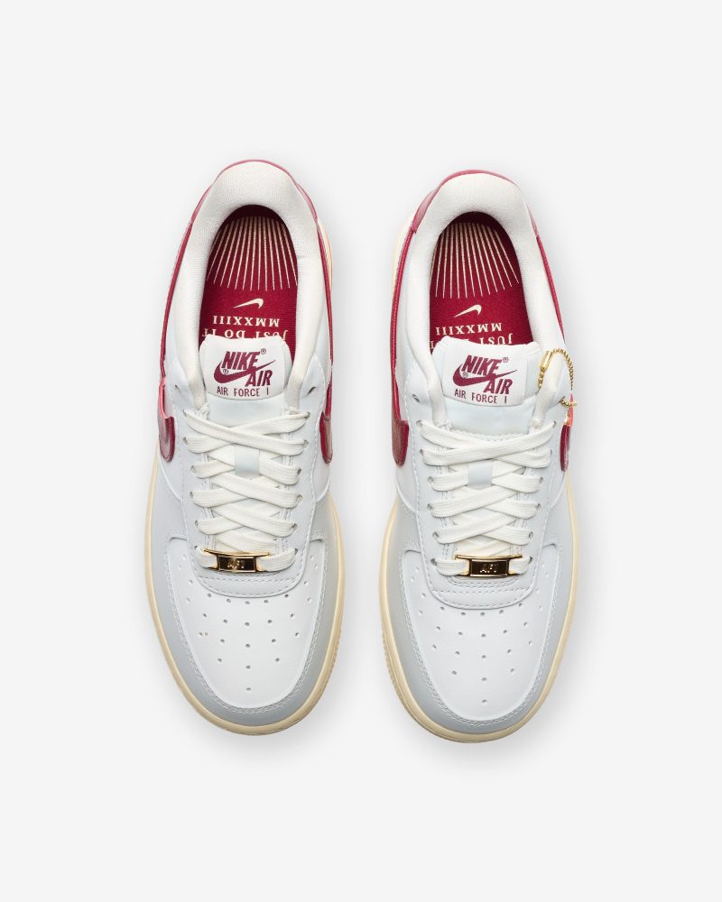 footwear nike womens air force 1 07 se DV7584 001.view 4