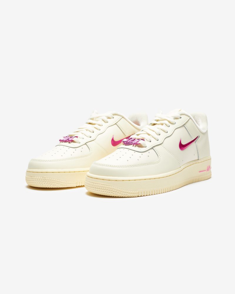 footwear nike womens air force 1 07 se FB8251 101.view 1