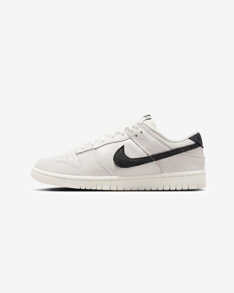 footwear nike womens dunk low se HQ3502 100.view 2